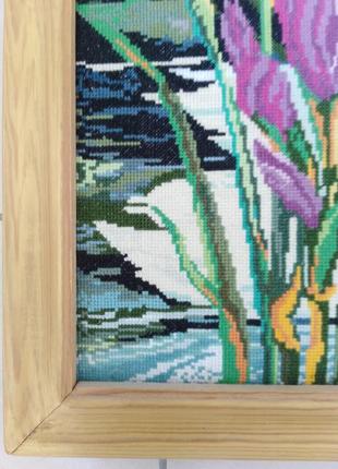 Картина вышитая крестиком "лебеди".