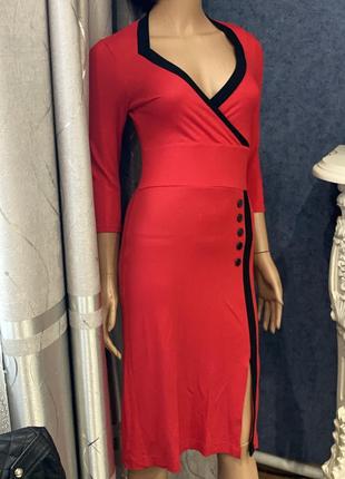 Платье красное с декольте и разрезом (б/у)