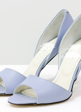 Кожаные нежно-голубые туфли с открытым носочком на шпильке2 фото