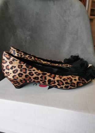 Нові трендові леопардові туфлі-човники на маленькому каблучку з загостреним носком