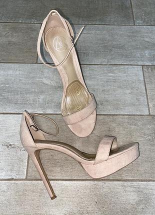 Бежевые босоножки,тонкий ремешок,танкетка,высокий каблук ,шпилька