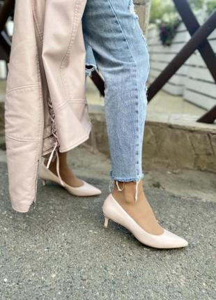 Брендовые женские кожаные туфли с острым носком на низком каблуке calvin klein