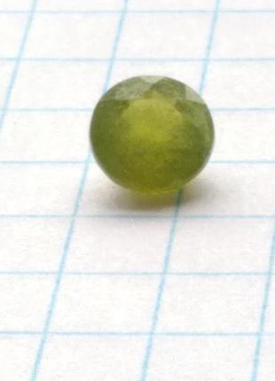 Зелёный натуральный гранат гроссуляр природного происхождения мадагаскар  (не бижутерия)1 фото