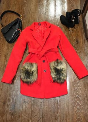 Стильное и крутое ярко красное пальто с меховыми карманами польша