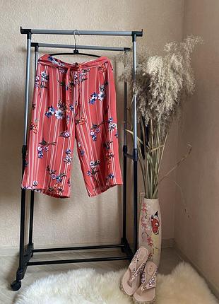 Коралловые розовые кюлоты штаны в цветы с пояском