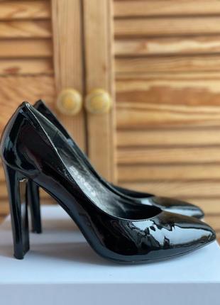Туфлі лакові чорні на каблуці