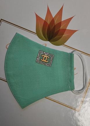 Стильная маска с стразами