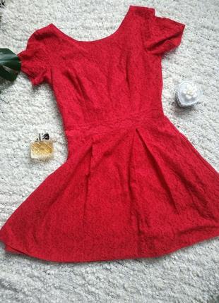 Червона сукня, мереживо