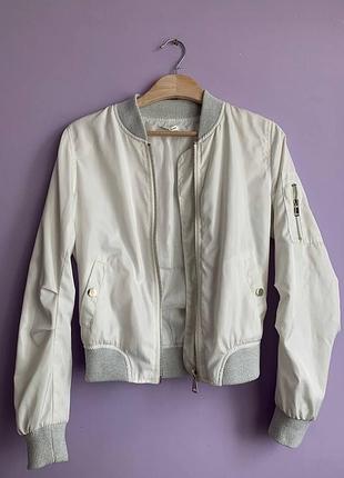Классный летний белый бомбер-куртка