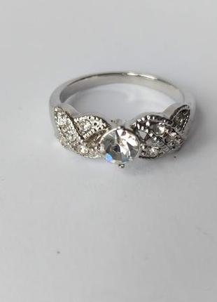 Оригинальное колечко с блестящими камушками.