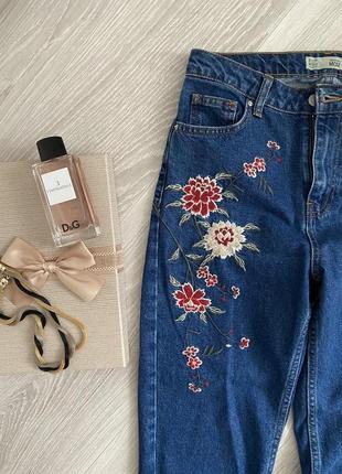 Нарядные джинсы момы с вышивкой topshop