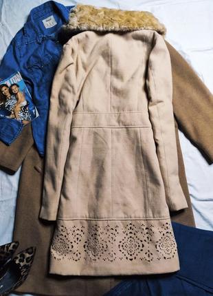 Mohito пальто бежевое по фигуре прямое с мехом на пуговицах с карманами4 фото