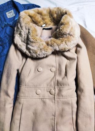 Mohito пальто бежевое по фигуре прямое с мехом на пуговицах с карманами3 фото