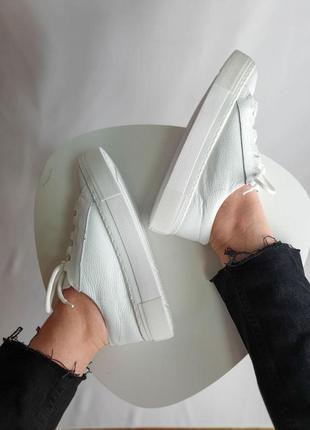 Шкіряні кросівки жіночі білі4 фото