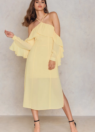 Розкішне жовте плаття з оборками