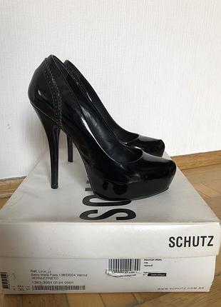 Schutz туфлі лак 37