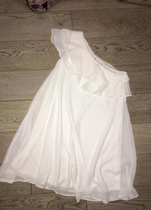 Белое летящее платье на одно плечо