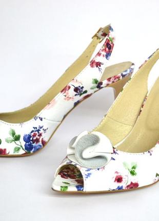 Туфлі з натуральної шкіри з круглим носком на високому підборі шпилька 9 см