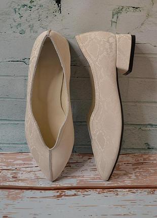 Туфлі з гострим носком ,натуральна шкіра беж , на маленькому підборі