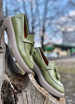 Лоферы туфли из натуральной лаковой кожи оливка2 фото