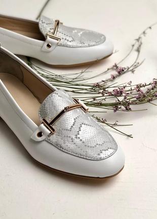 Туфли лоферы из натуральной белой кожи и питон  нубук серебро3 фото