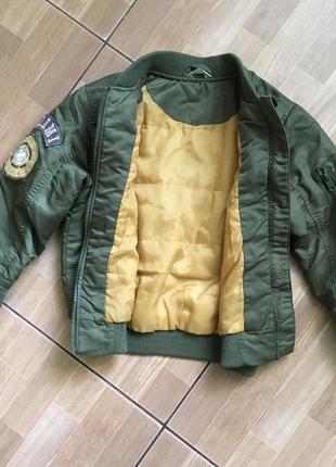 Бомбер курточка хакі m&co на 5-6 років.2 фото