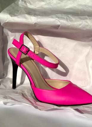 Туфлі човники з гострим носком з натуральної шкіри на високому підборі шпилька 9 см