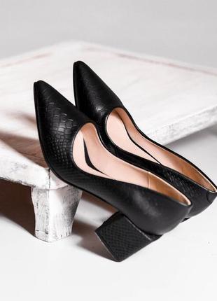 Туфли лодочки из натуральной черной кожи кобра на низком каблуке 6см
