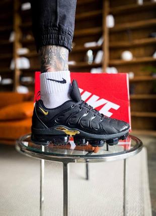 Мужские кроссовки nike air vapormax plus "black/gold"