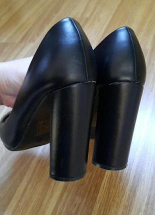 Туфлі на широкому каблуку/класичні туфлі/ чорні туфлі 36 розмір6 фото