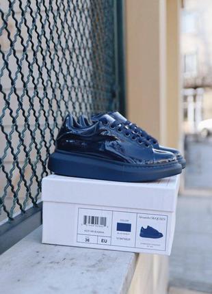 Шикарні лакові жіночі кросівки олександр маквин alexander mcqueen patent dark blue 💙,