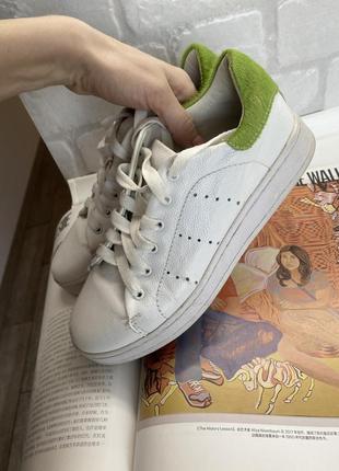 Белые стильные кроссовки на весну