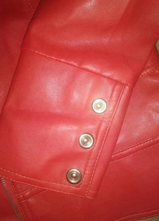 Модная красная куртка2 фото