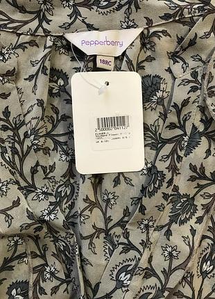 Очень красивая и стильная брендовая блузка в цветах.