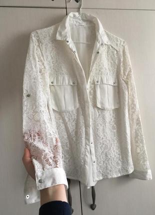 Біла мереживна сорочка з накладними кишенями promod