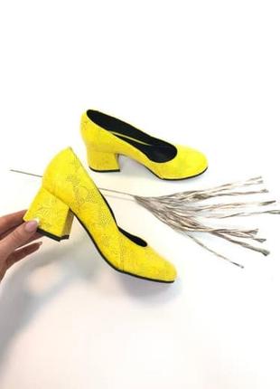 Туфли из натуральной желтой кожи на низком каблуке 5см7 фото