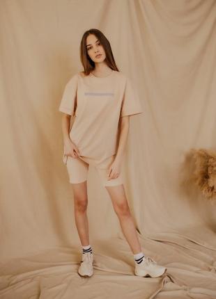 Женский костюм футболка + шорты comfort бежевые с рефлективным принтом3 фото