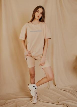 Женский костюм футболка + шорты comfort бежевые с рефлективным принтом4 фото