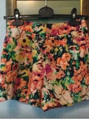 Яркие шорты с цветочным принтом1 фото
