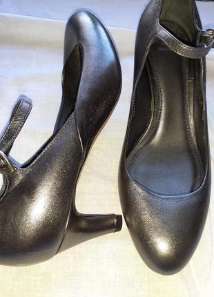 Женские новые кожаные туфли , средний каблук  италия