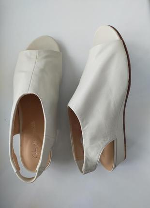 Нюдові босоніжки шкіра clarks