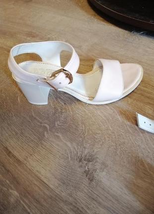 Босоніжки шкіра