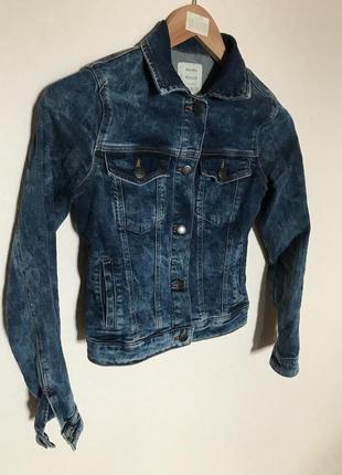 Джинсовый пиджак жакет bershka синий короткий варёный джинсовка