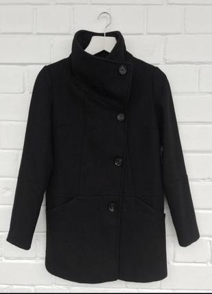 Черное демисезонное пальто от bershka2 фото