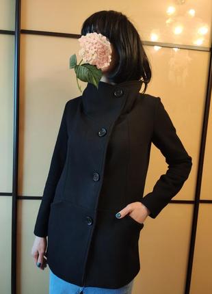 Черное демисезонное пальто от bershka