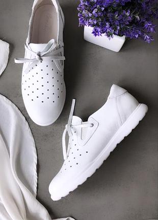 Туфли белые перфорированные кожа