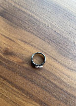 Кольцо с камнями swarovski чёрное2 фото