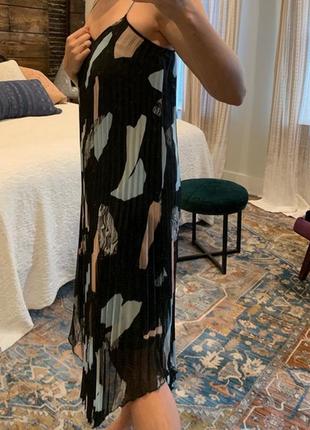 Летящее асимметричное платье из гофрированного шифона в абстрактный принт