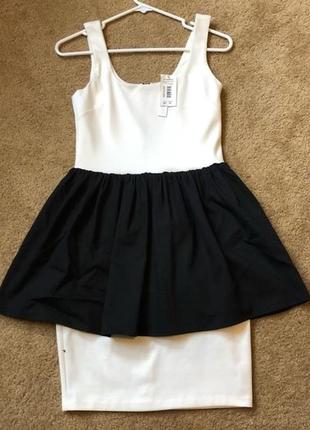 Чорно-біле плаття по фігурі з подвійною спідницею а-силует і декольте м1 фото