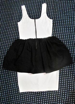 Черно-белое платье по фигуре с двойной юбкой а-силуэт и декольте м4 фото